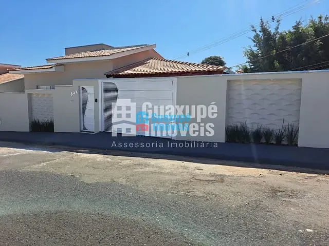 Casa com 185m², à venda, no bairro Novo Horizonte em GUAXUPÉ