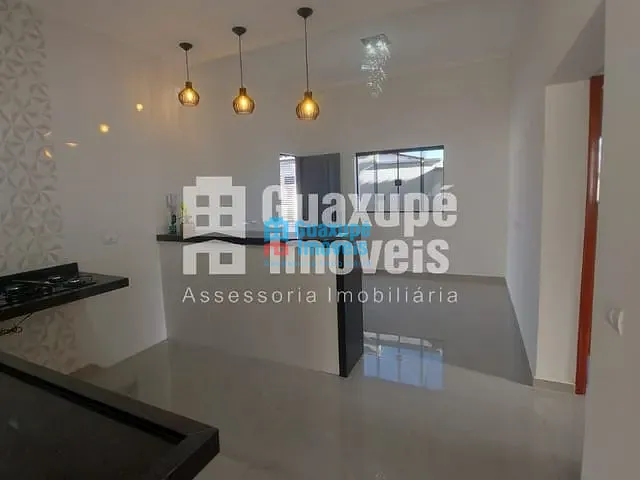 Casa com 185m², à venda, no bairro Novo Horizonte em GUAXUPÉ
