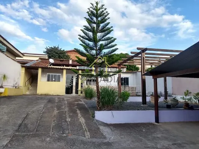 Casa com 390m² 3 quartos e 2 banheiros, à venda, no bairro Residencial Colina em Guaxupé