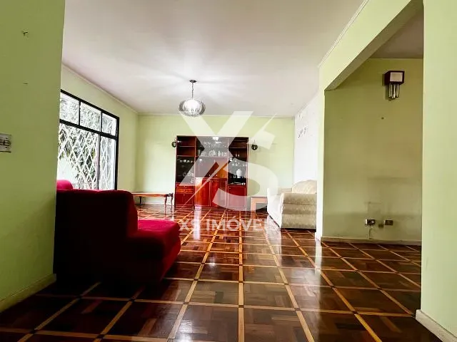 Casa com 280m², à venda, no bairro Centro Cívico em Curitiba
