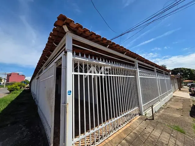 Casa com 200m² 3 quartos e 1 banheiro, à venda, no bairro Guará I em Brasília