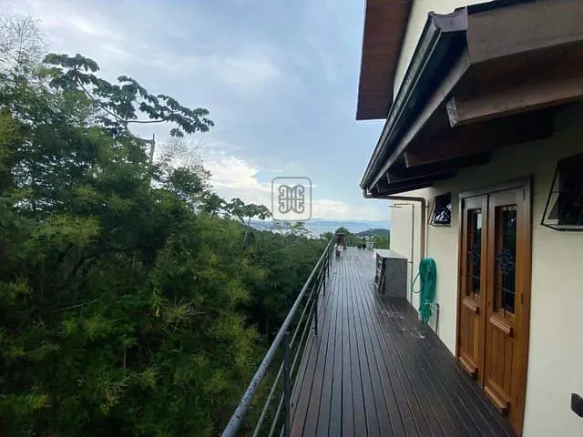 Casa 3 quartos e 4 banheiros, à venda, no bairro João Paulo em Florianópolis