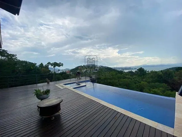 Casa 3 quartos e 4 banheiros, à venda, no bairro João Paulo em Florianópolis