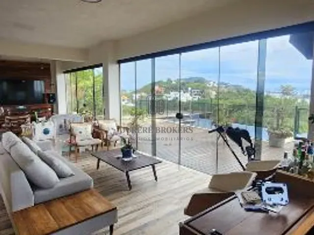 Casa 3 quartos e 4 banheiros, à venda, no bairro João Paulo em Florianópolis