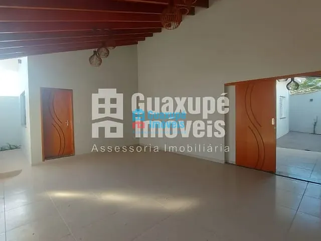 Casa com 180m² 3 quartos e 2 banheiros, à venda, no bairro Novo Horizonte em GUAXUPÉ