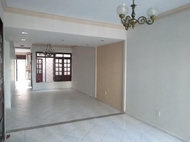 Casa com 275m² 5 quartos e 5 banheiros, à venda, no bairro Suíssa em Aracaju