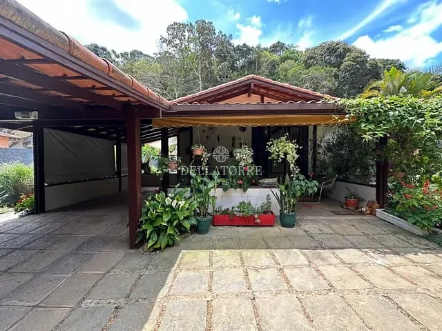 Casa com 1200m² 4 quartos e 4 banheiros, à venda, no bairro Albuquerque em Teresópolis