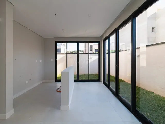 Casa 3 quartos e 5 banheiros, à venda, no bairro Santa Cândida em Curitiba