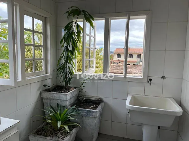 Casa com 360m² 4 quartos e 2 banheiros, à venda, no bairro Jardim Amália em Volta Redonda