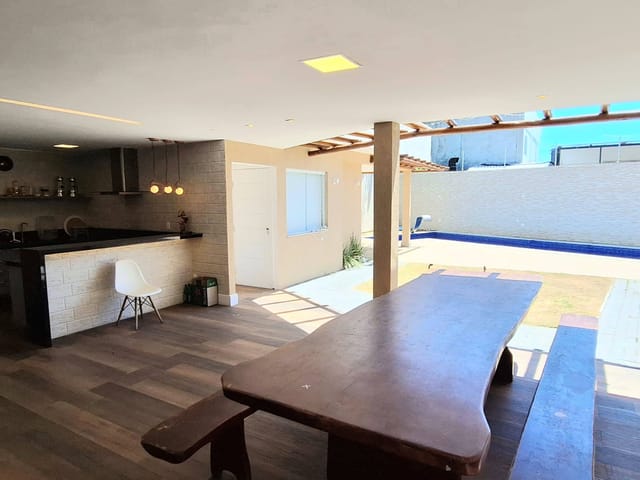 Foto do Casa - Alugo casa de luxo nascente em condomínio fechado, 539m², 6 suítes com closet, piscina, área gourmet e energia solar – Estrada do Coco, Lauro de Freitas | Santa Rosas Imóveis