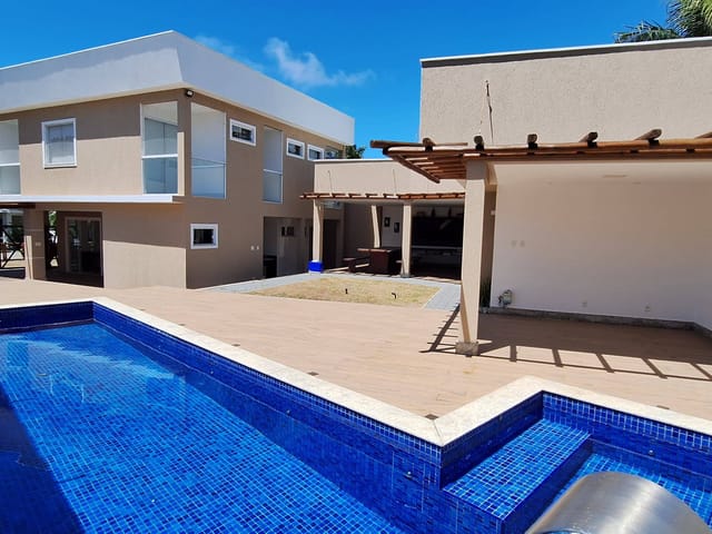 Foto do Casa - Alugo casa de luxo nascente em condomínio fechado, 539m², 6 suítes com closet, piscina, área gourmet e energia solar – Estrada do Coco, Lauro de Freitas | Santa Rosas Imóveis