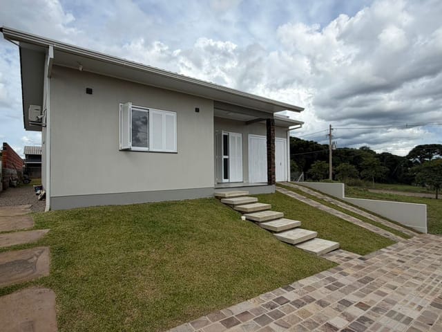 Casa com 100m² 2 quartos e 2 banheiros, à venda, no bairro Loteamento Chiomentto em Nova Prata