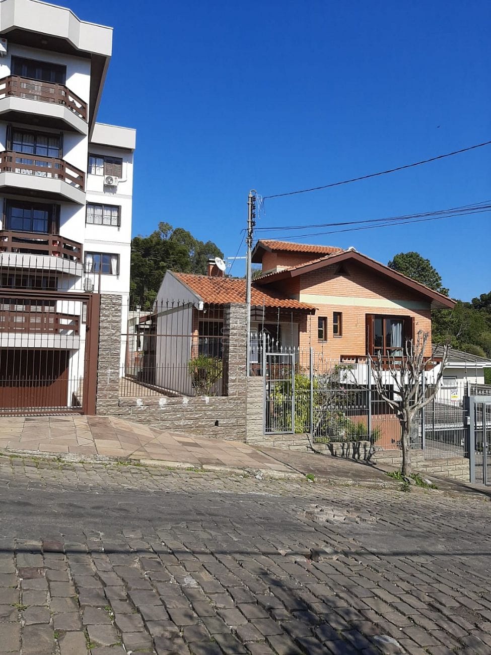https://static.arboimoveis.com.br/CA0058_SCDOIS/otimo-terreno-com-2-casas-localizado-no-bairro-bela-vista-em-caxias-do-sul-rs1670400994670jxcre.jpg