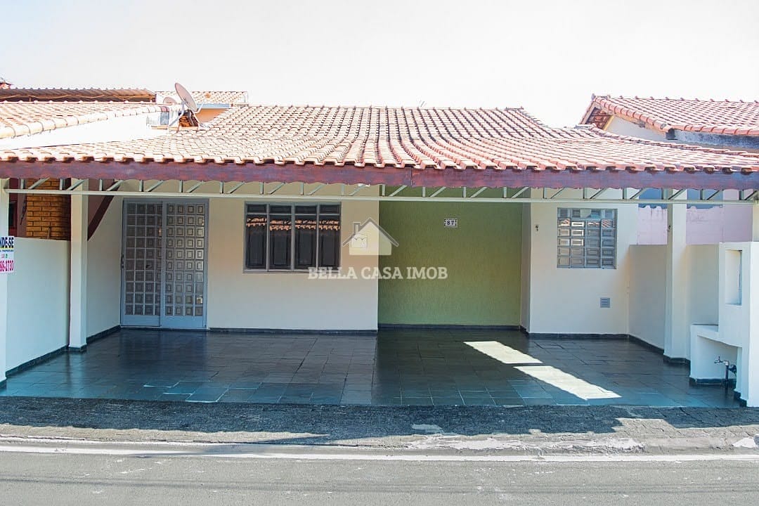 Casa à venda com 3 quartos, 106m² - Foto 1
