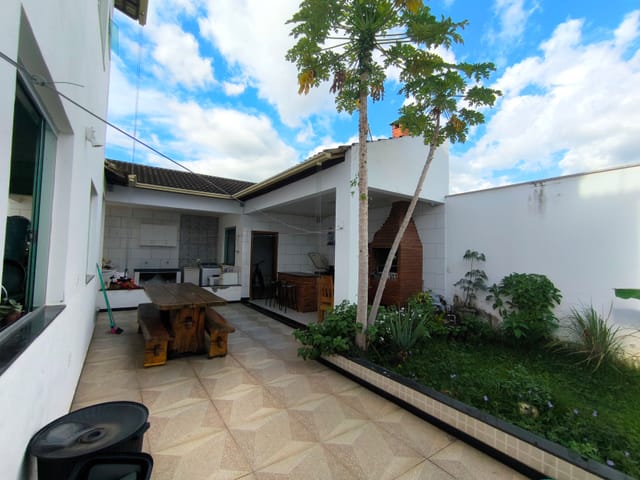 Casa com 270m² 4 quartos e 3 banheiros, à venda, no bairro Lagoa Santa em Governador Valadares