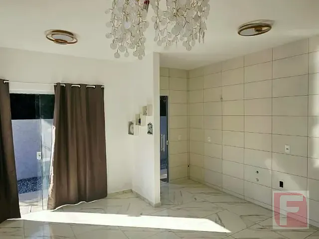 Casa 2 quartos e 2 banheiros, à venda, no bairro Centro em Itapoá