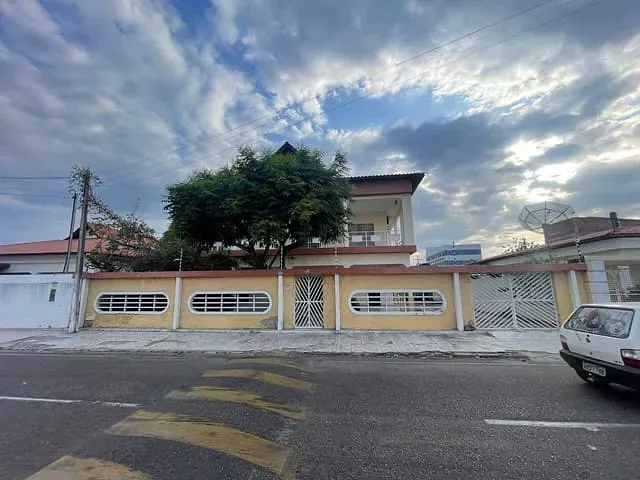 Casa à venda ou para alugar, no bairro Centro em Paulo Afonso