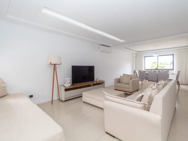 Casa 4 quartos e 5 banheiros, à venda, no bairro Campo Comprido em Curitiba