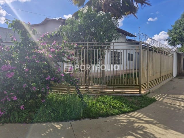 Foto do Casa - Casa com 3 dormitórios à venda por R$ 800.000,00 - Parque Anhangüera - Goiânia/GO | Portfolio Imóveis