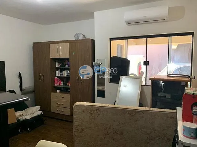 Casa com 250m² 3 quartos e 1 banheiro, à venda, no bairro Marabá em Londrina