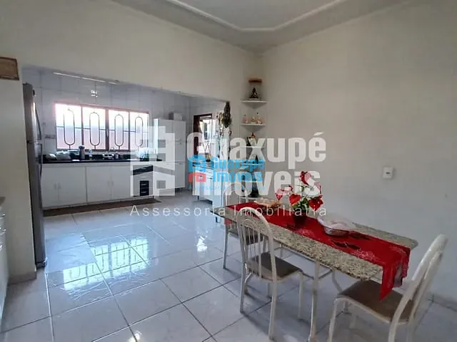 Casa com 240m² 3 quartos e 2 banheiros, à venda, no bairro Centro em Guaxupé
