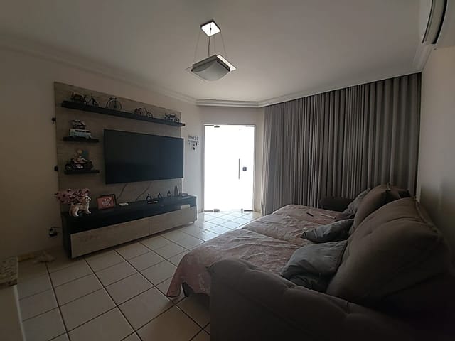 Sobrado com 422m² 4 quartos e 6 banheiros, à venda, no bairro Jardins Madri em Goiânia