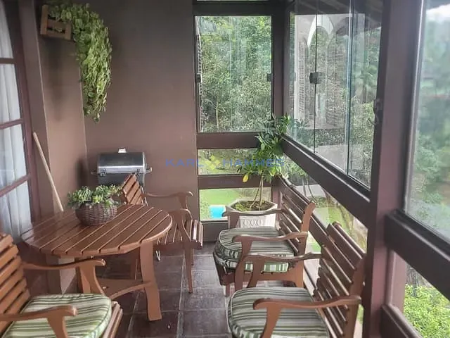 Casa com 853m² 3 quartos e 2 banheiros, à venda, no bairro Quitandinha em Petrópolis