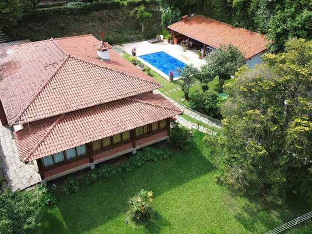 Casa com 1800m², à venda, no bairro Itaipava em Petrópolis