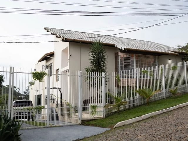 Casa com 1560m² 5 quartos e 2 banheiros, à venda, no bairro Santa Cruz em Juiz de Fora
