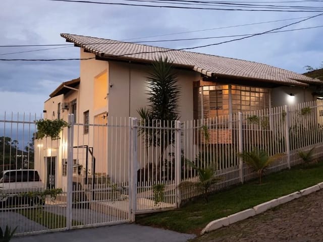 Casa com 1560m² 5 quartos e 2 banheiros, à venda, no bairro Santa Cruz em Juiz de Fora