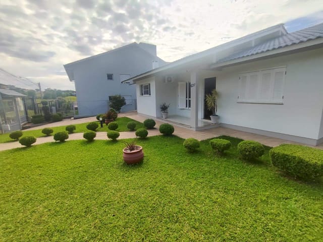 Casa com 800m² 3 quartos e 3 banheiros, à venda, no bairro Vila Zucchetti em Nova Araçá
