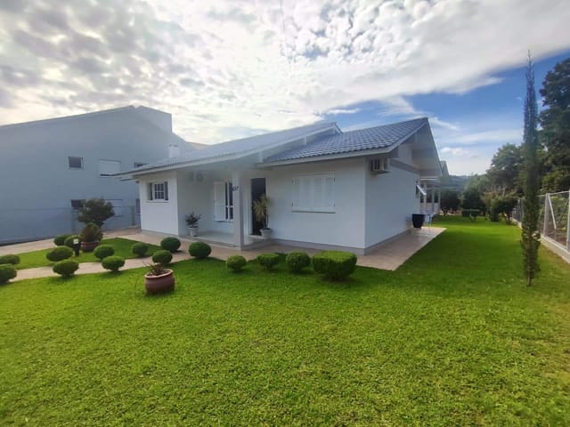 Casa com 800m² 3 quartos e 3 banheiros, à venda, no bairro Vila Zucchetti em Nova Araçá