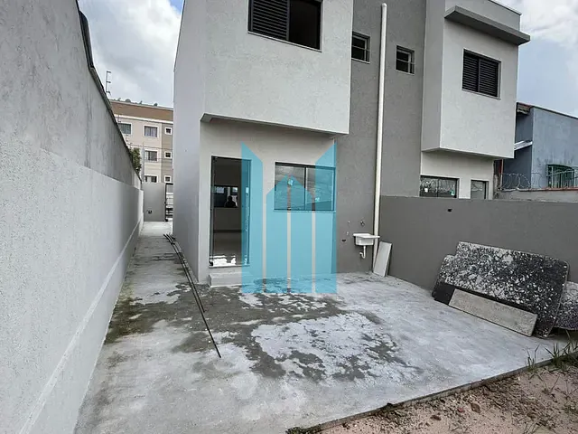 Casa 2 quartos e 3 banheiros, à venda, no bairro Loteamento Campo das Aroeiras em Poços de Caldas
