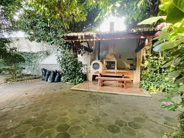 Casa com 864m², à venda ou para alugar, no bairro Candeias em Vitória da Conquista