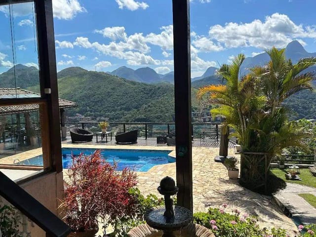 Casa com 1400m², à venda, no bairro Nogueira em Petrópolis