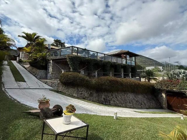 Casa com 1400m², à venda, no bairro Nogueira em Petrópolis