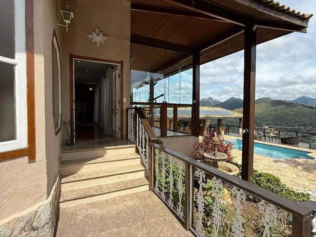 Casa com 1400m², à venda, no bairro Nogueira em Petrópolis