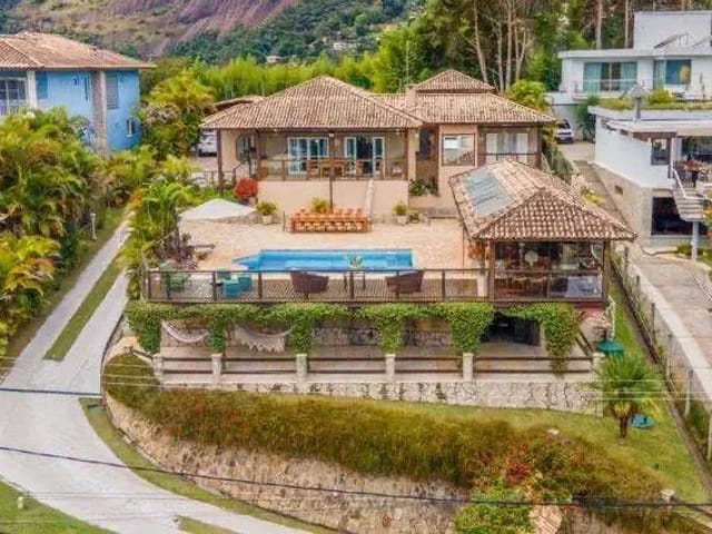 Casa com 1400m², à venda, no bairro Nogueira em Petrópolis