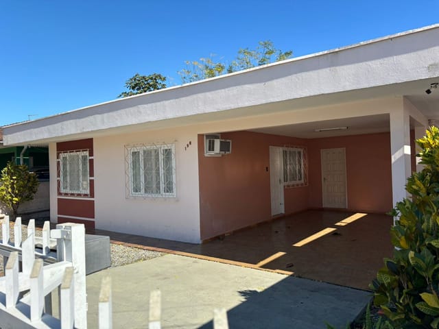 Casa 5 quartos e 2 banheiros, à venda, no bairro Praia Alegre em Penha