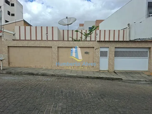 Casa com 350m² 3 quartos e 1 banheiro, à venda, no bairro Centro em Vitória da Conquista