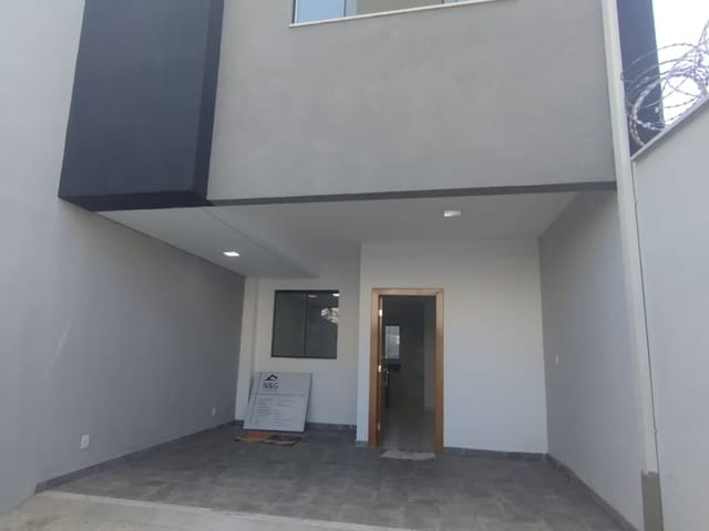 Casa 3 quartos e 3 banheiros, à venda, no bairro Cabral em Contagem