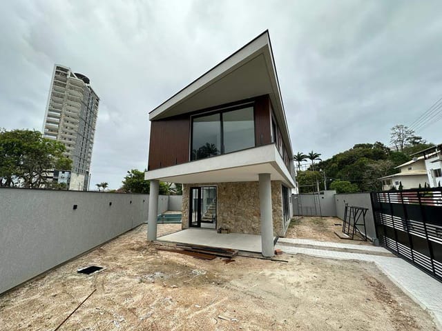 Casa à venda, no bairro Balneário Pereque em Porto Belo