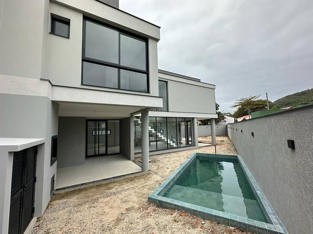 Casa à venda, no bairro Balneário Pereque em Porto Belo