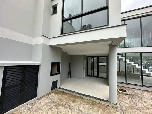 Casa à venda, no bairro Balneário Pereque em Porto Belo