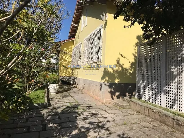 Casa com 1500m² 3 quartos e 1 banheiro, à venda, no bairro Bingen em Petrópolis