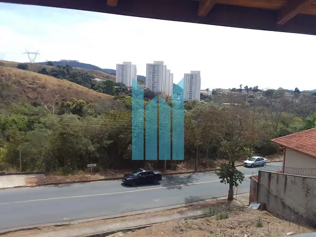 Casa com 190m² 4 quartos e 3 banheiros, à venda, no bairro Jardim Country Club em Poços de Caldas