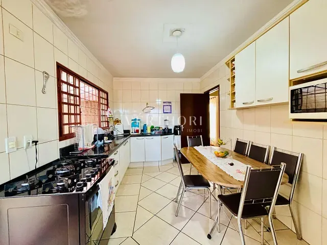Casa com 400m² 3 quartos e 3 banheiros, à venda, no bairro Aeroporto em Londrina