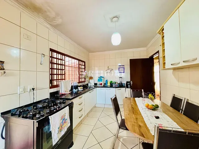 Casa com 400m² 3 quartos e 3 banheiros, à venda, no bairro Aeroporto em Londrina