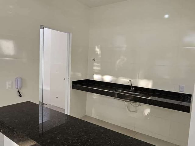 Casa 2 quartos e 1 banheiro, à venda, no bairro Jardim Campomar em Rio das Ostras