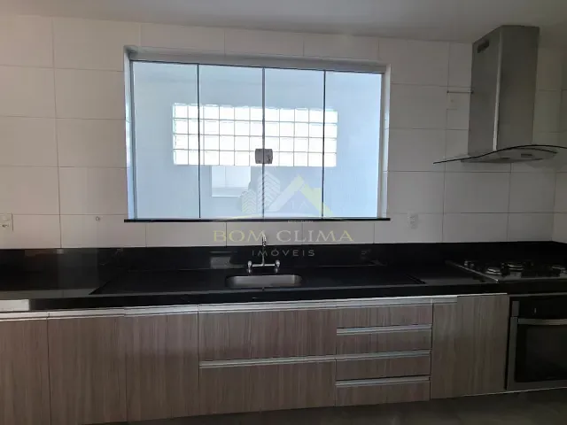 Casa com 420m² 4 quartos e 4 banheiros, à venda, no bairro Nova Gramado em Juiz de Fora
